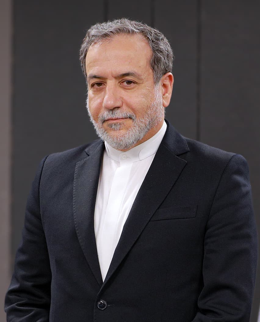 Portrait d’un responsable iranien en costume sombre