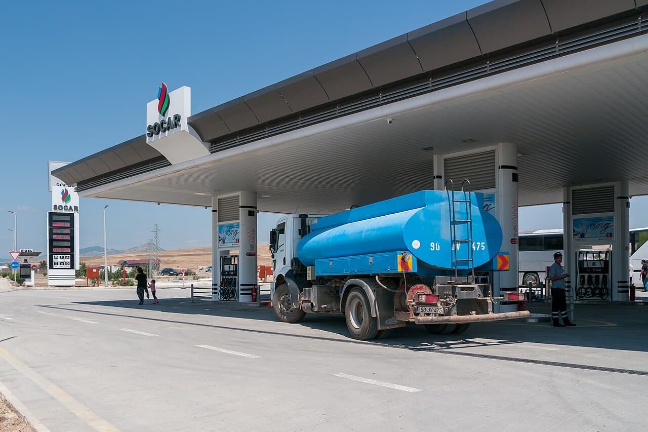 Camion-citerne dans une station-service