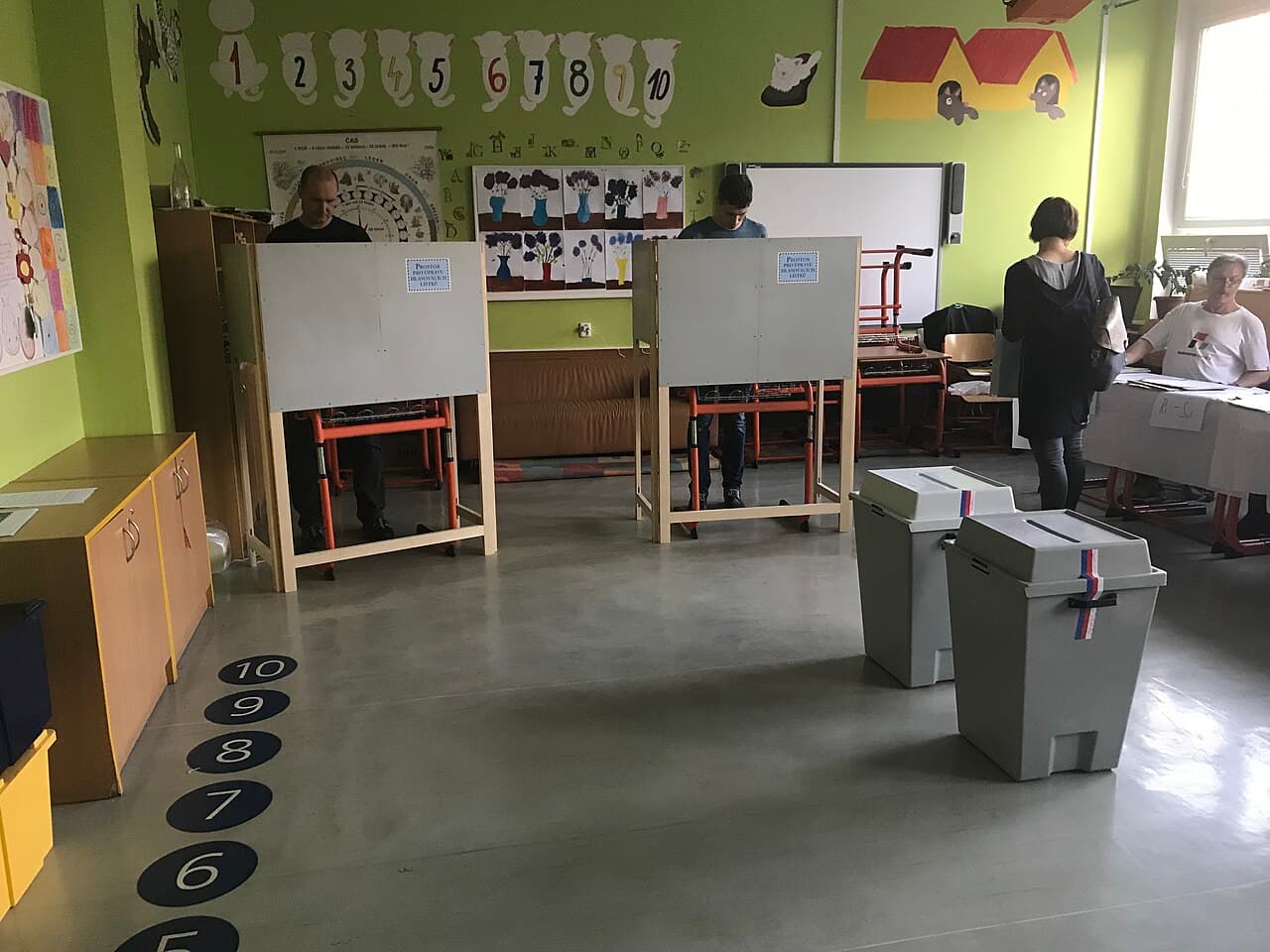 Bureau de vote avec isoloirs et urnes