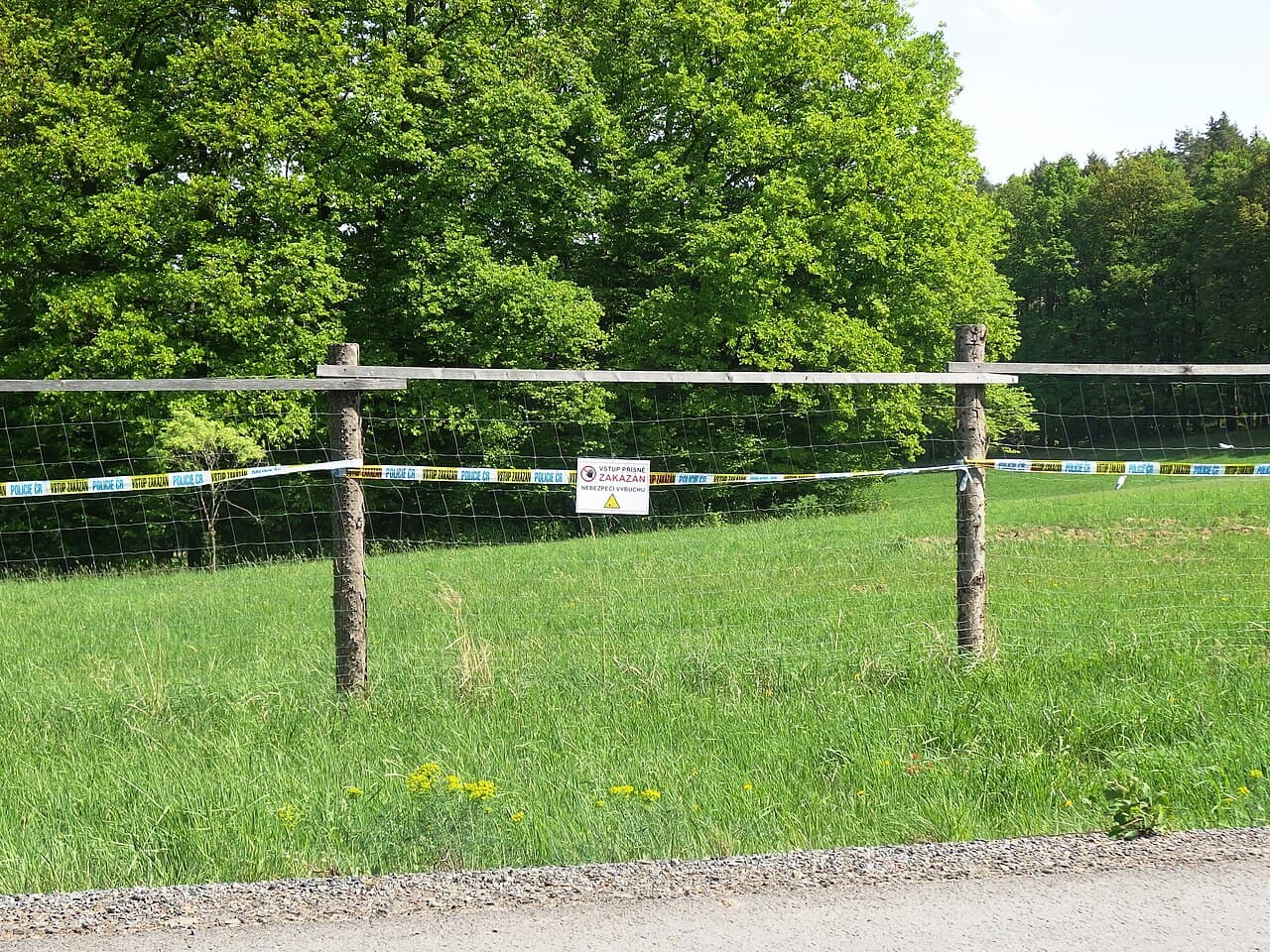 Zone clôturée par des rubans de sécurité