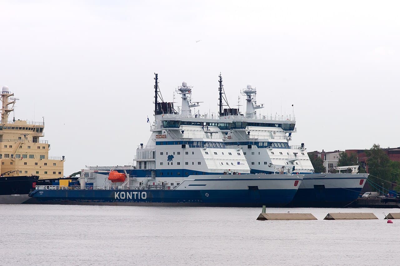 Brise-glace amarré dans un port