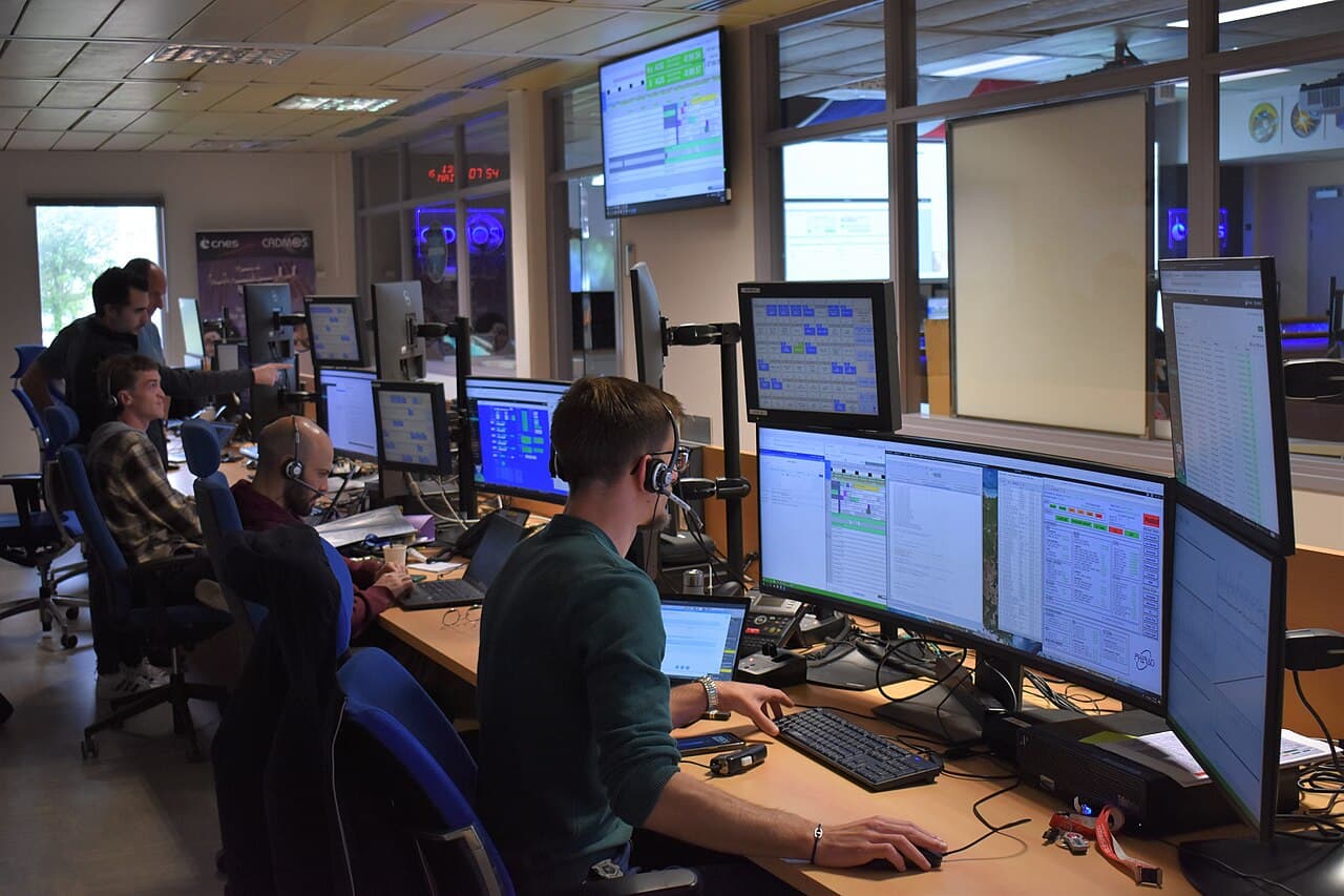 Salle de contrôle avec opérateurs et écrans
