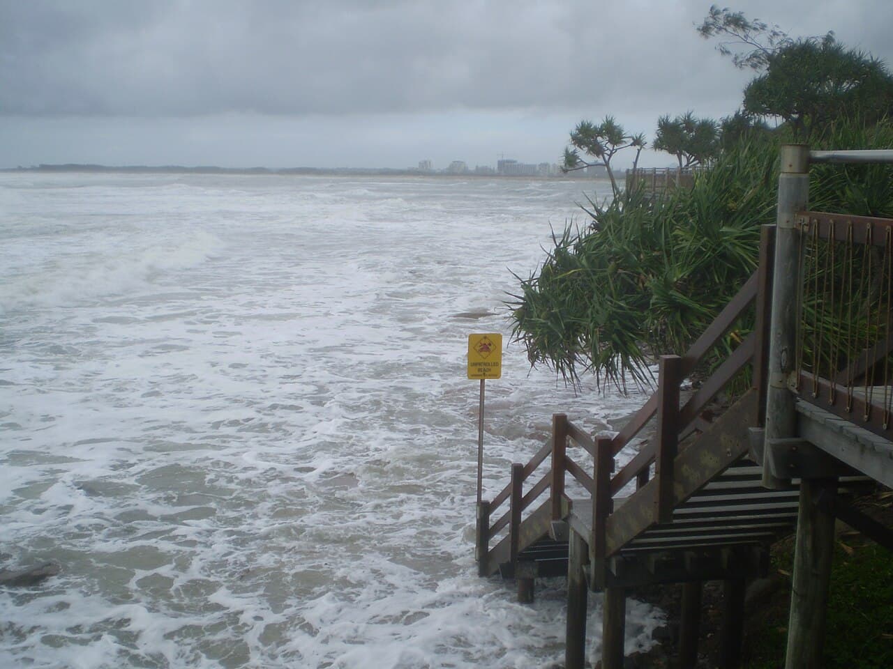 Escalier côtier battu par de fortes vagues