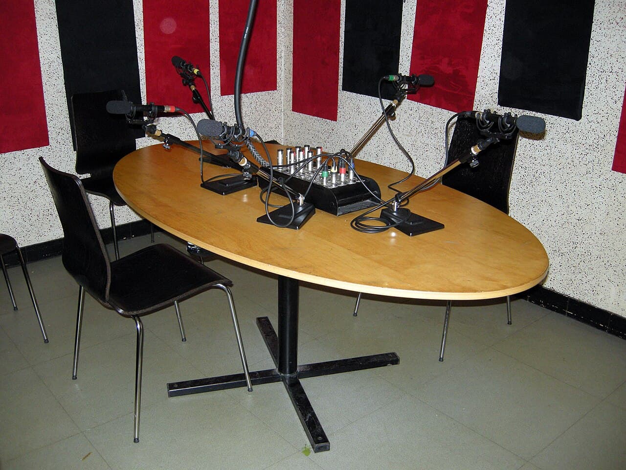 Studio de radio avec micros et console