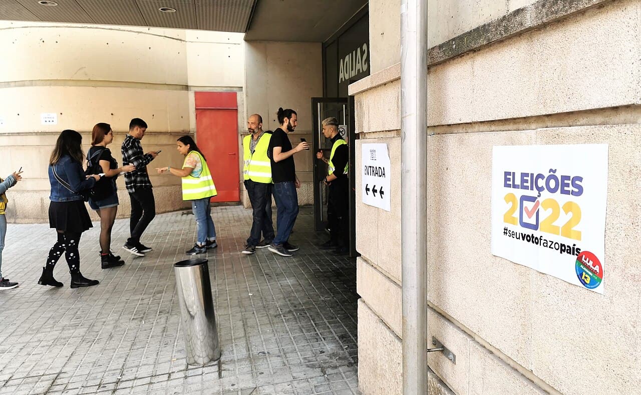 Électeurs entrant dans un bureau de vote