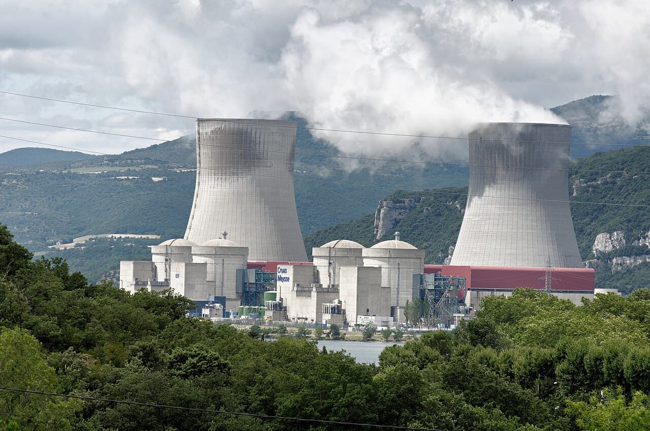 Centrale nucléaire et tours de refroidissement