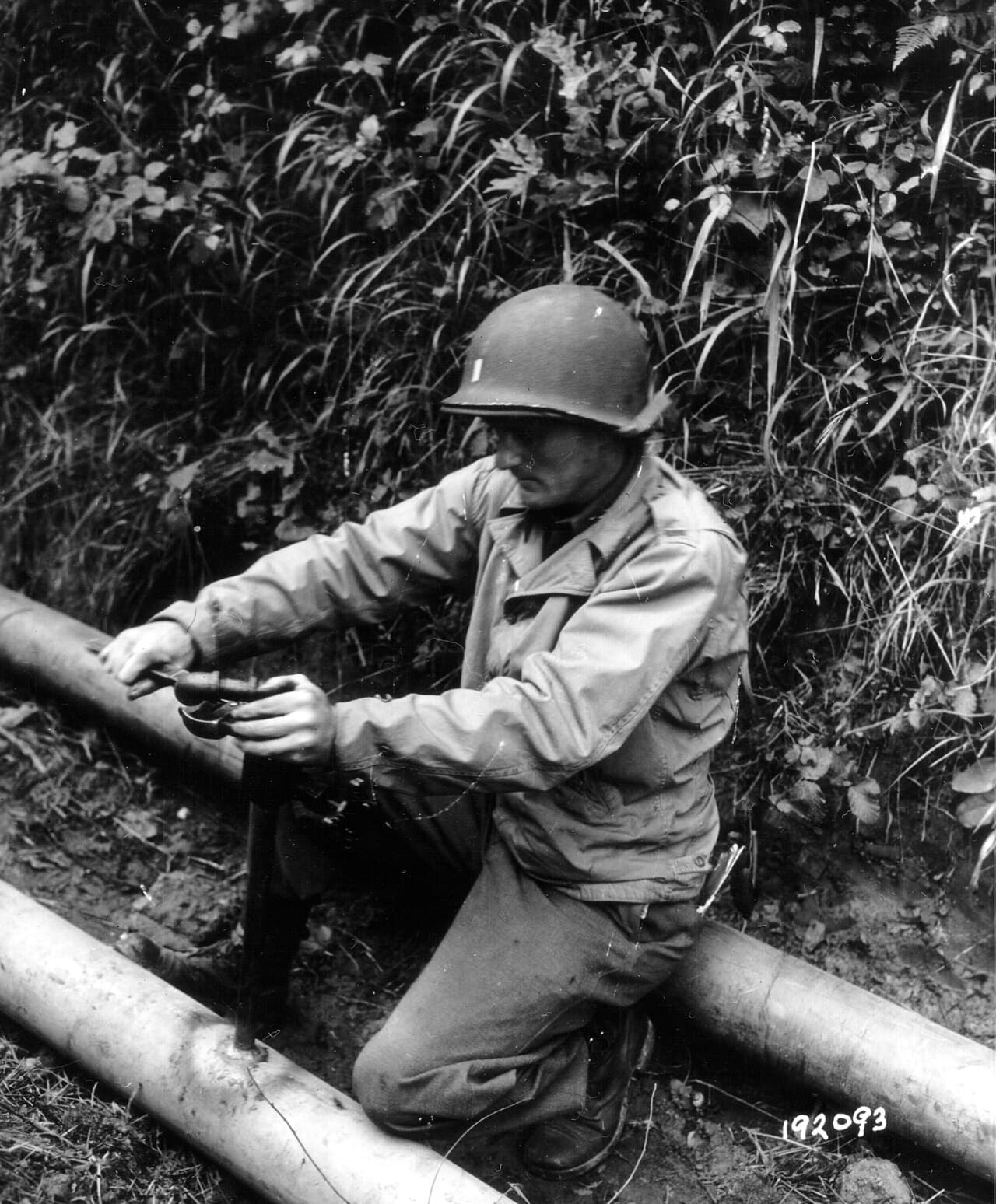 Homme travaillant sur une canalisation