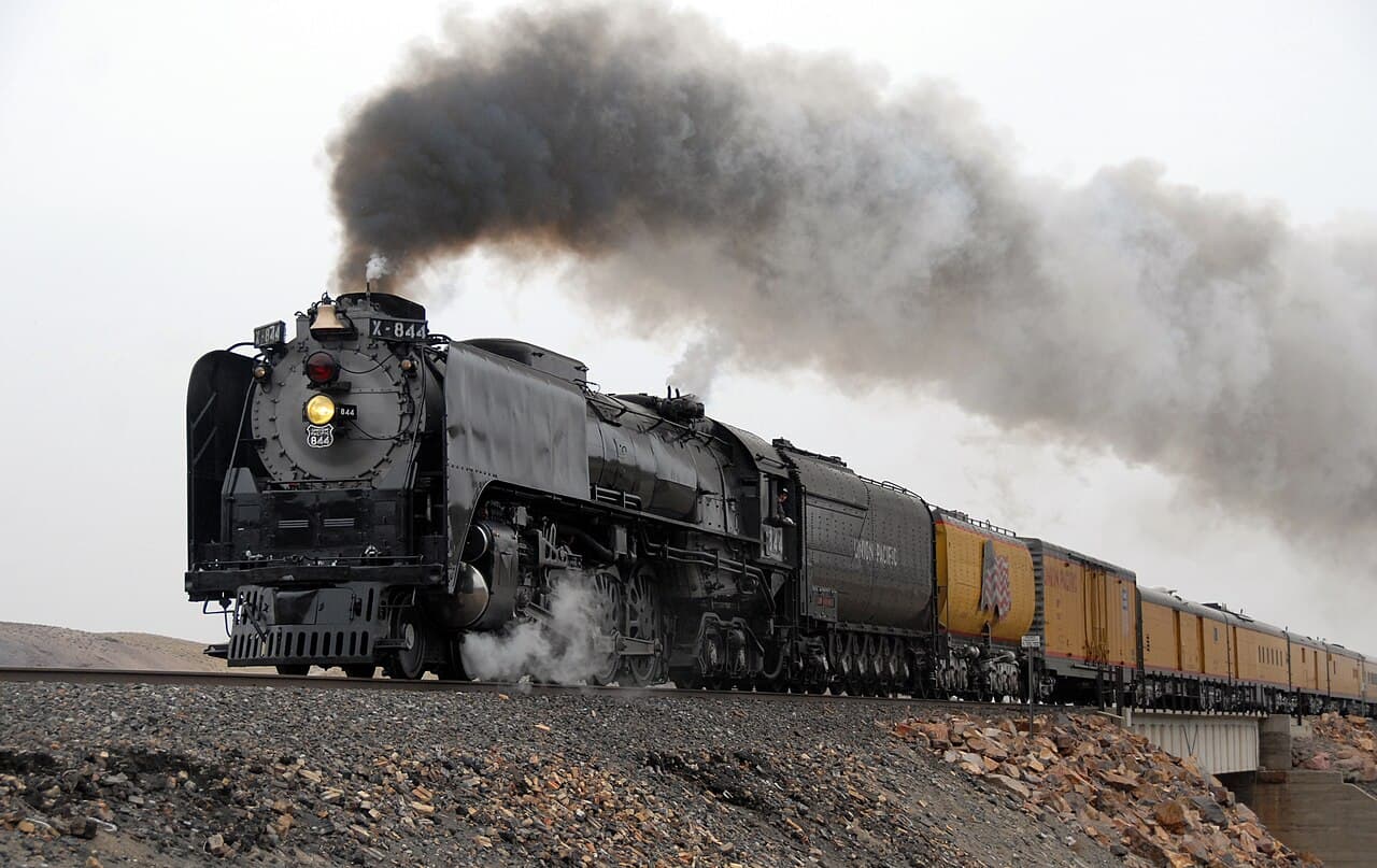 Train à vapeur tirant des wagons de voyageurs