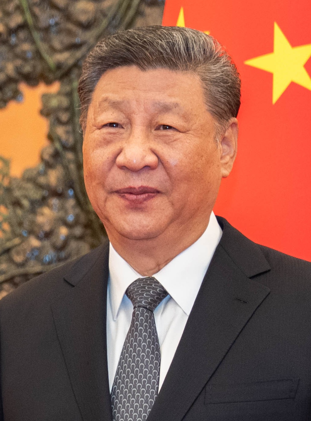 Portrait de Xi Jinping devant un drapeau chinois