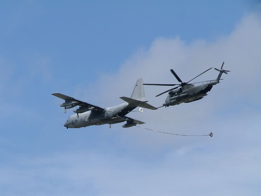 Avion ravitailleur et hélicoptère en vol