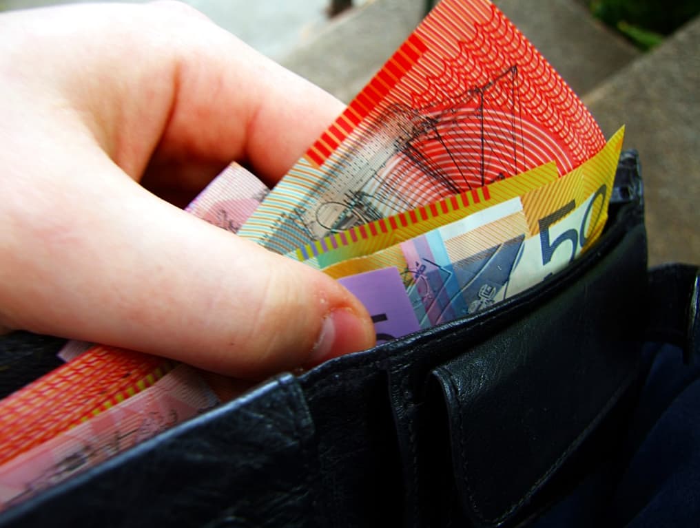 Main tenant des billets dans un portefeuille