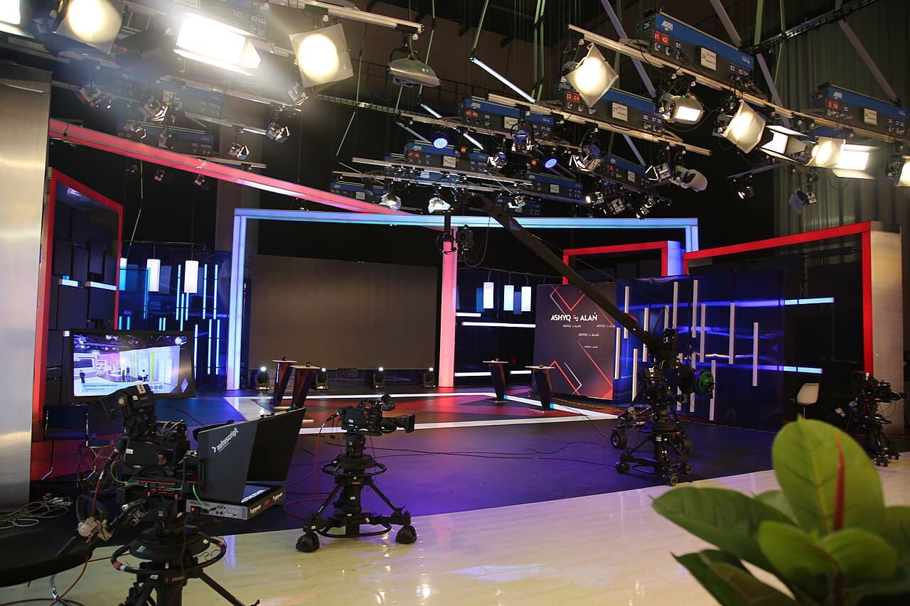 Plateau de télévision avec caméras et projecteurs