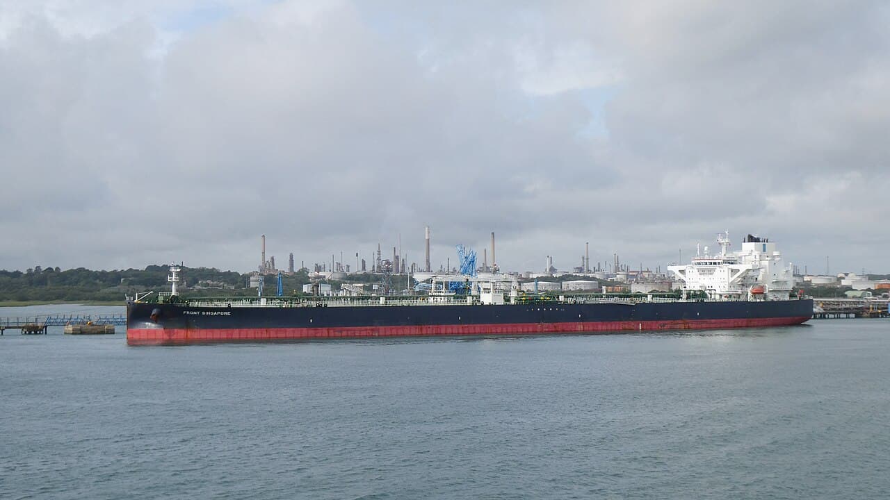 Pétrolier près d’un terminal portuaire