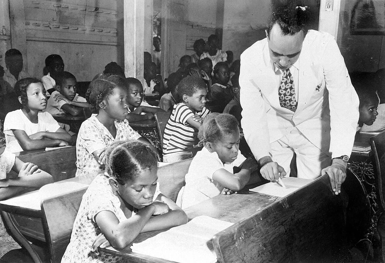 Enseignant aidant des élèves en classe