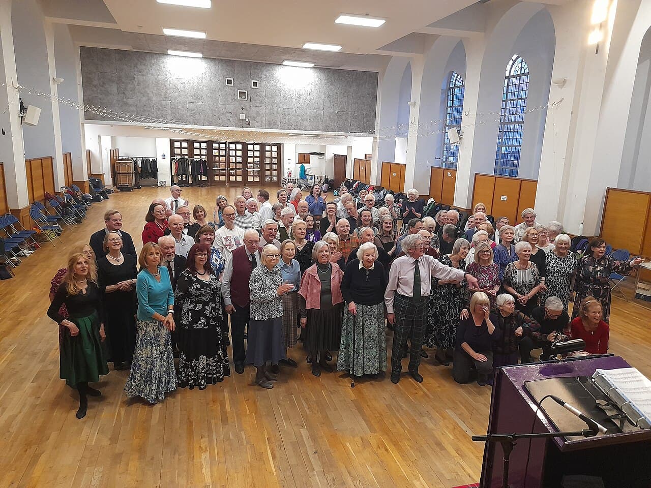 Groupe de personnes âgées réunies dans une salle