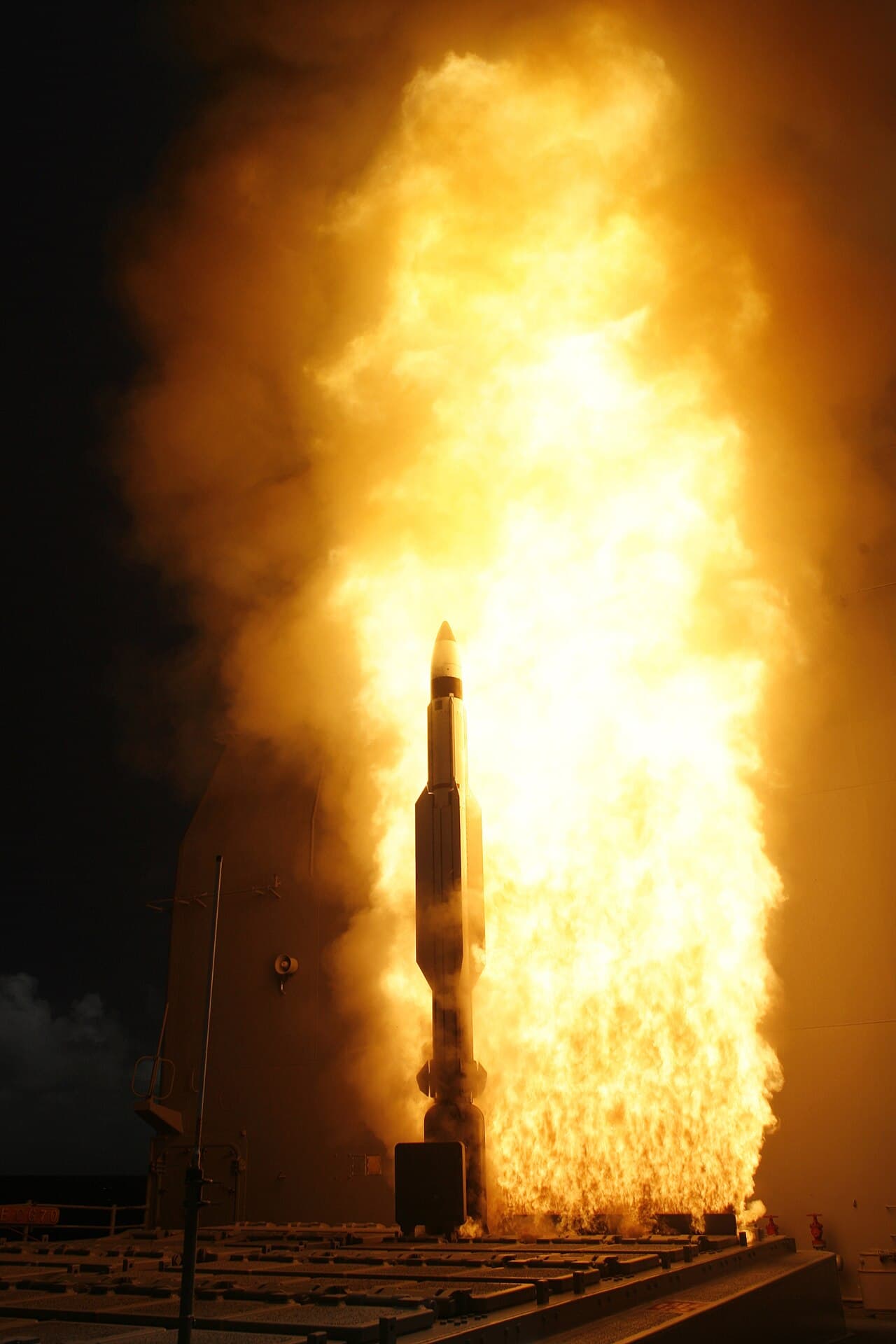 Lancement nocturne d’un missile