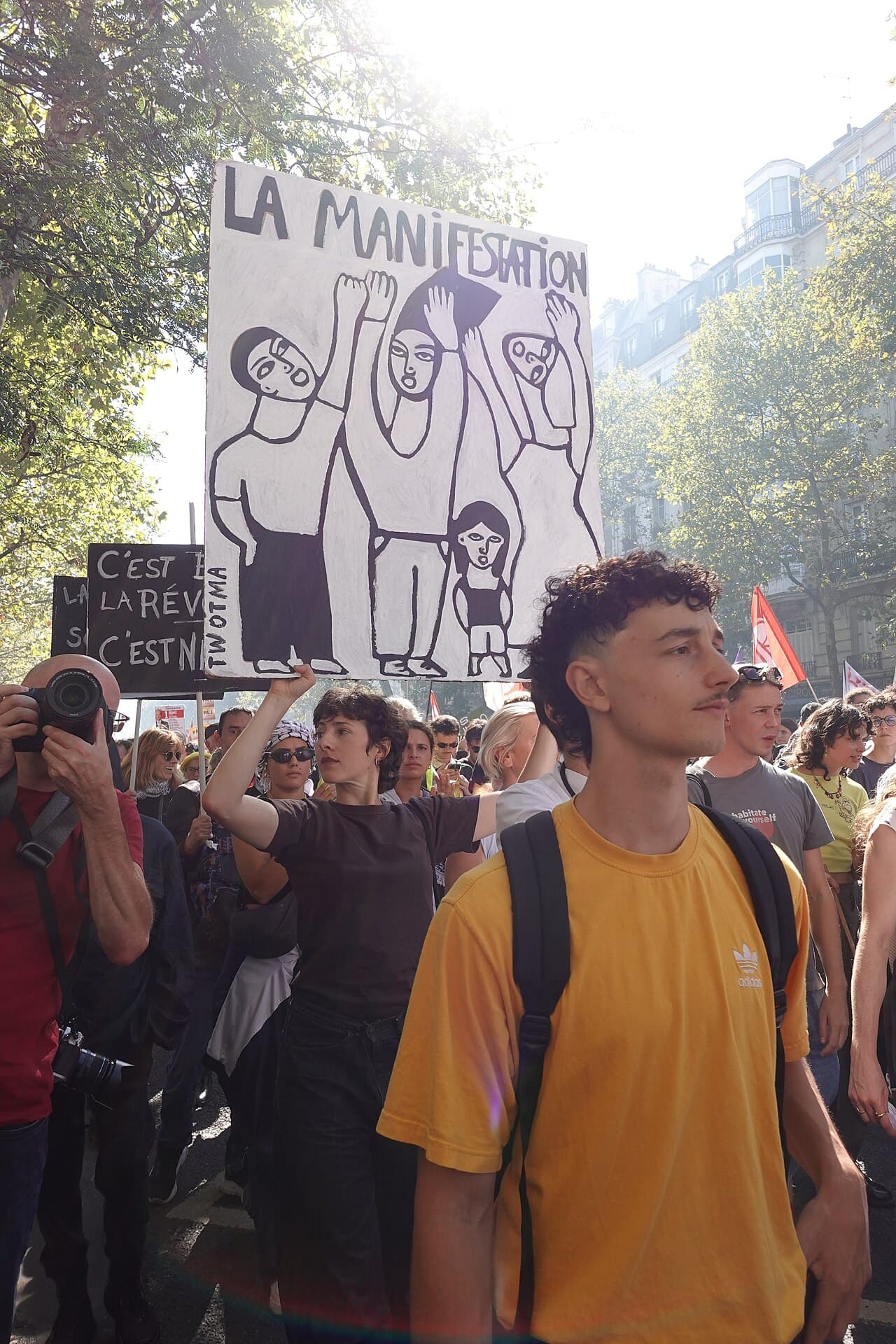 Manifestants brandissant une pancarte dans la rue