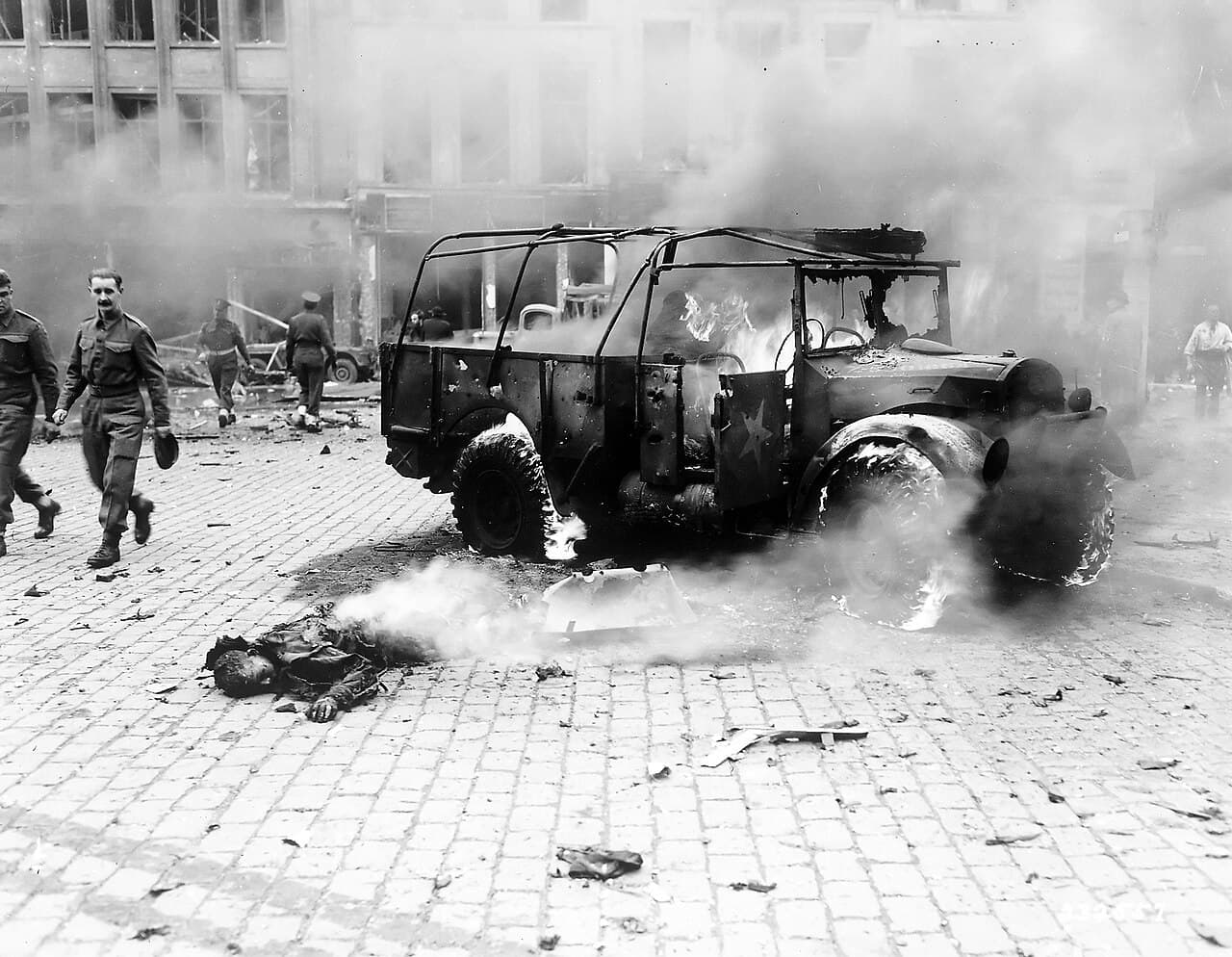 Véhicule militaire en feu dans une rue
