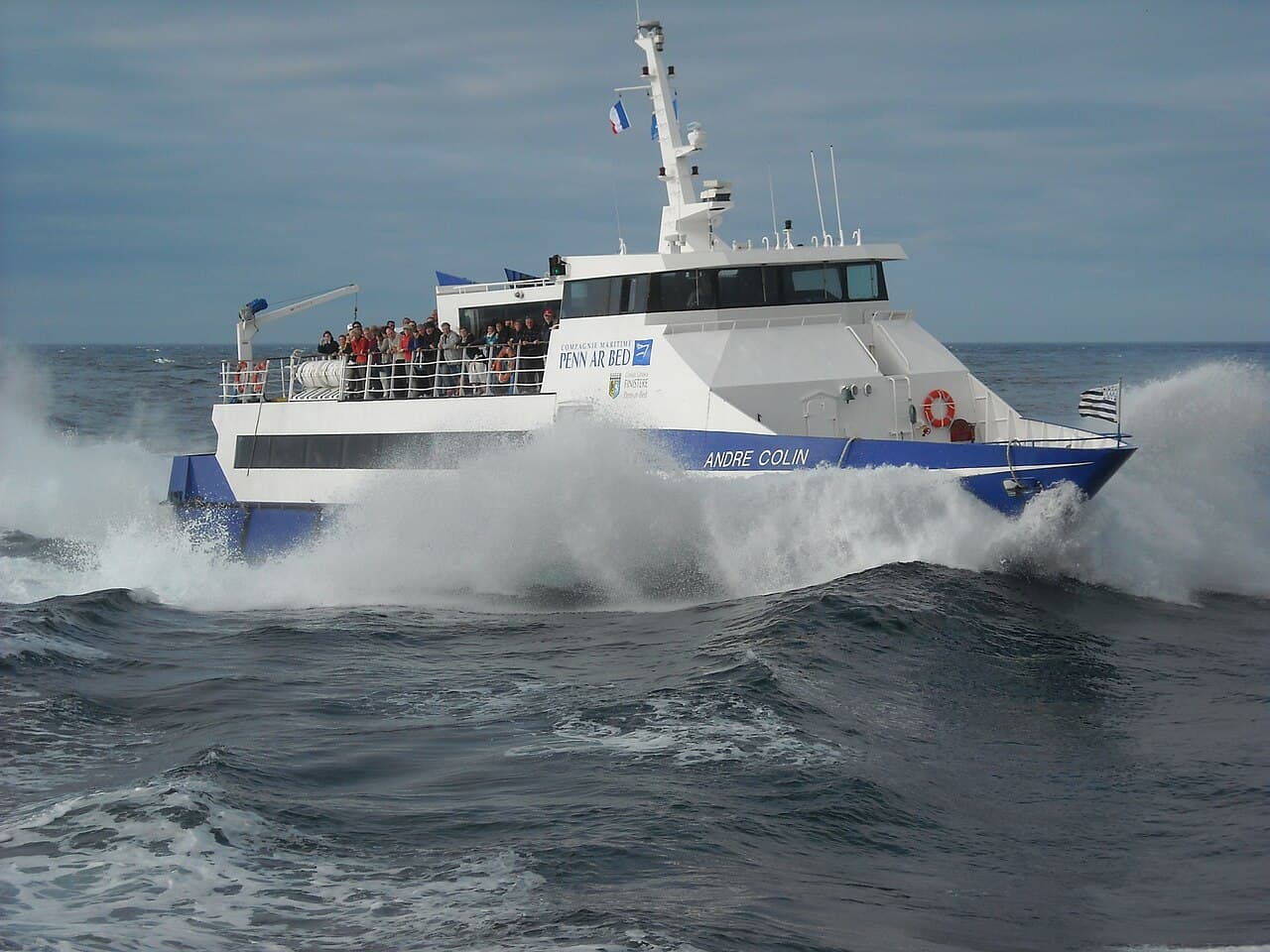 Navire de patrouille naviguant en pleine mer