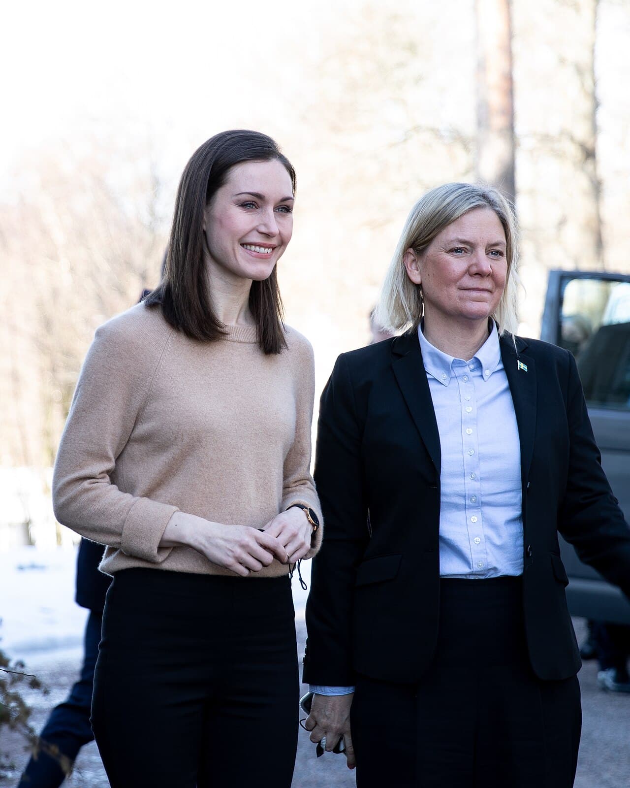 Deux femmes politiques marchant côte à côte