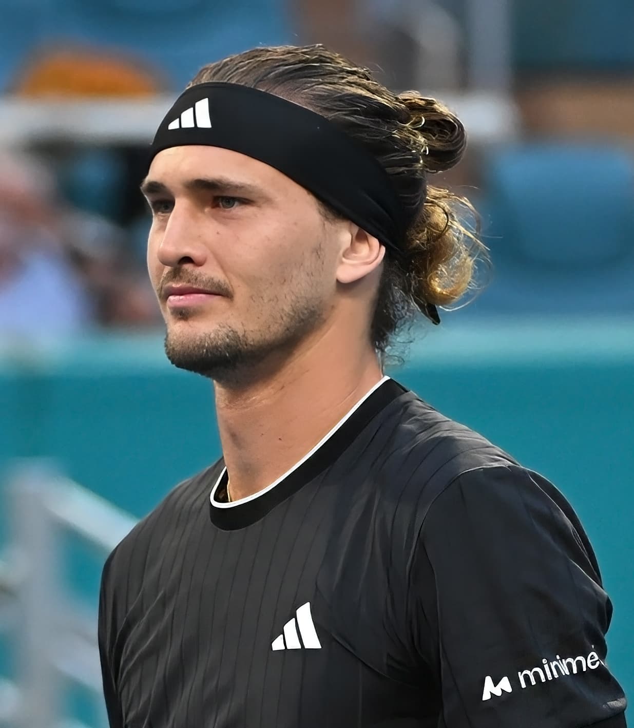 Portrait d'un joueur de tennis en tenue noire