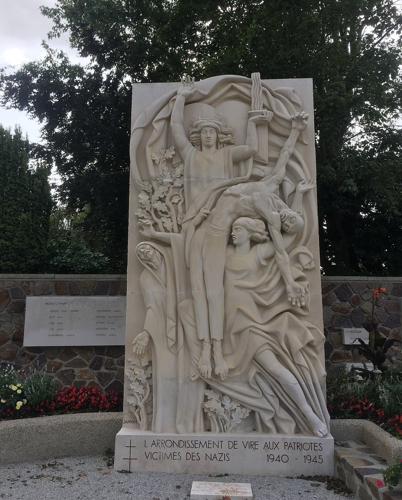 Monument commémoratif avec sculpture et inscriptions