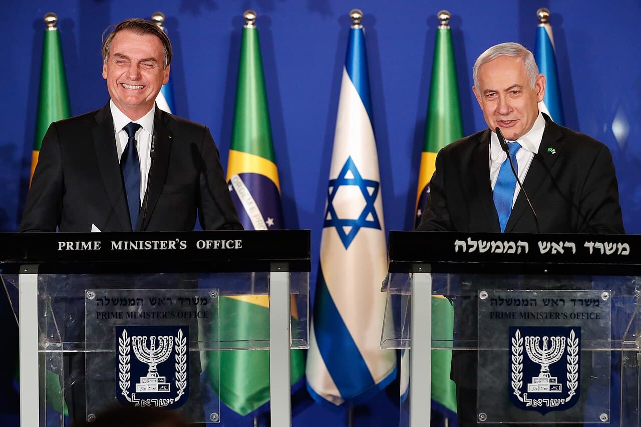 Benyamin Netanyahu à un pupitre aux côtés d’un dirigeant