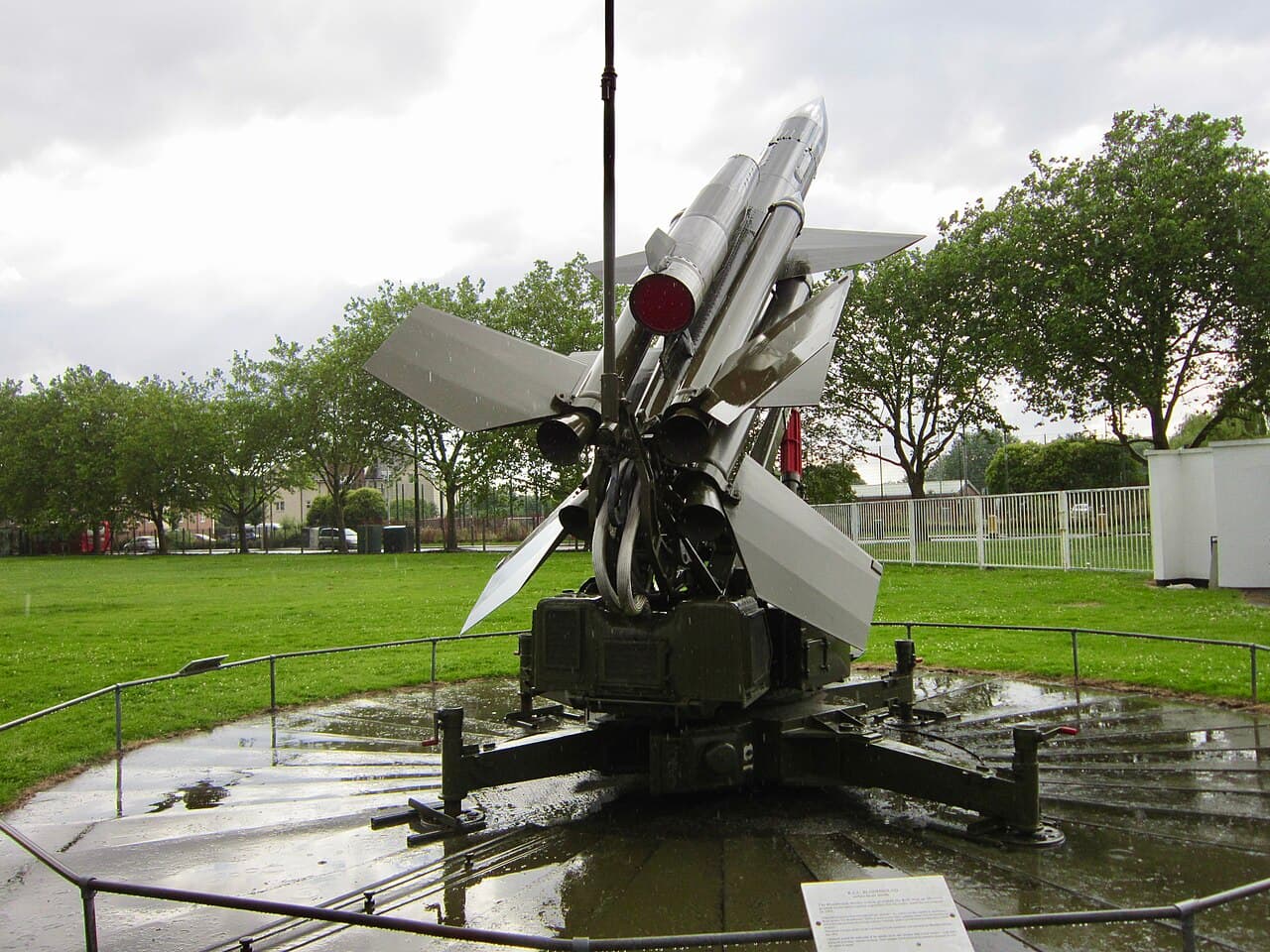 Lanceur de missile sol-air exposé dans un parc