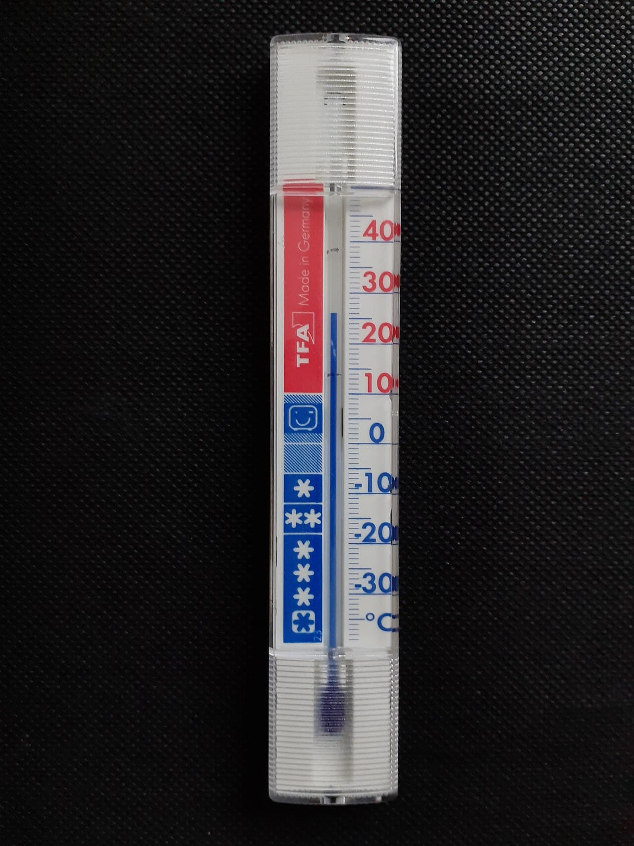 Thermomètre gradué affichant les températures