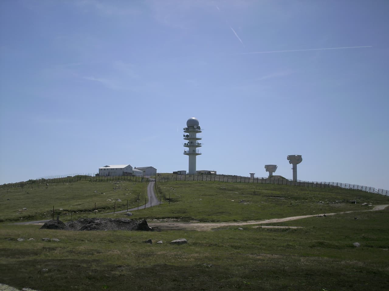 Installation radar sur un terrain dégagé