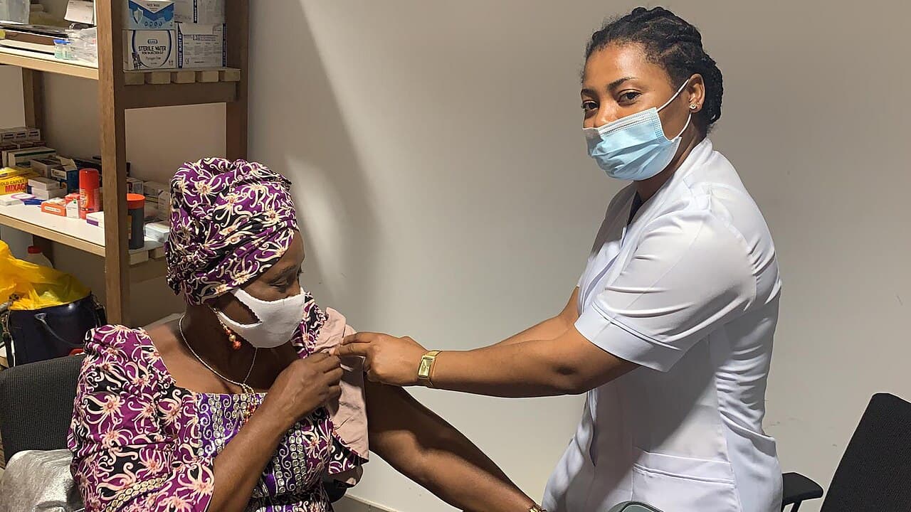 Soignante administrant un vaccin à une patiente
