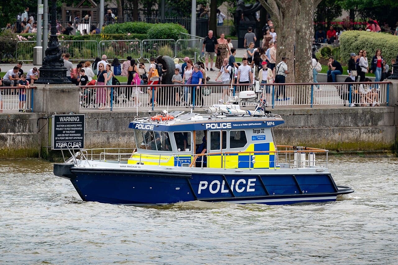 Bateau de police sur un fleuve