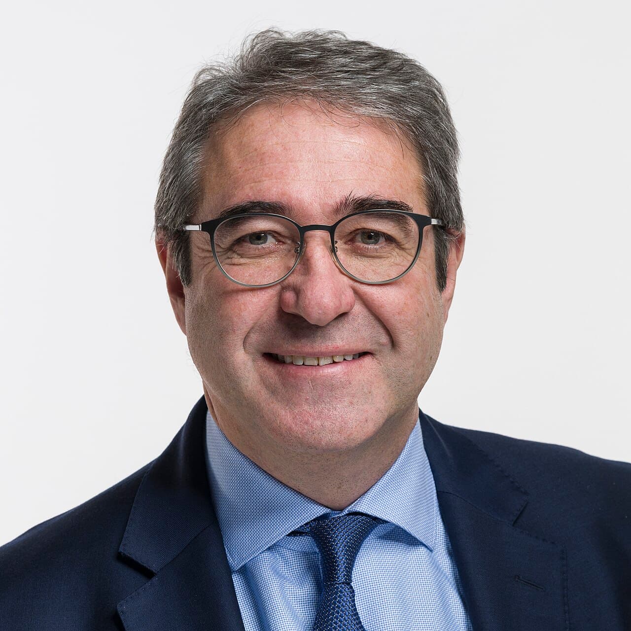 Portrait d’un homme en costume et lunettes