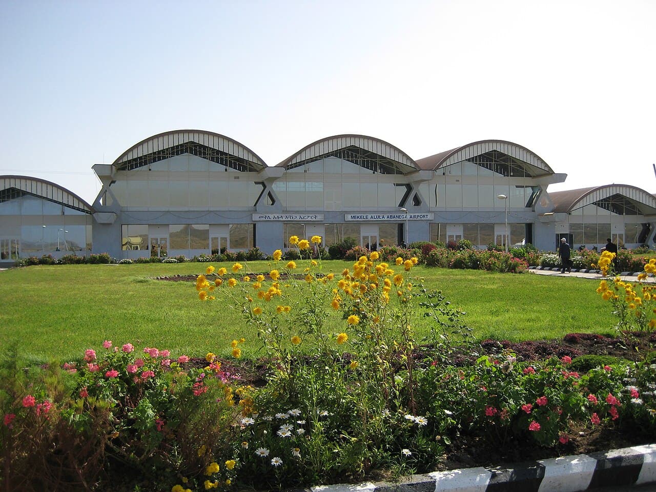 Aéroport derrière un jardin fleuri