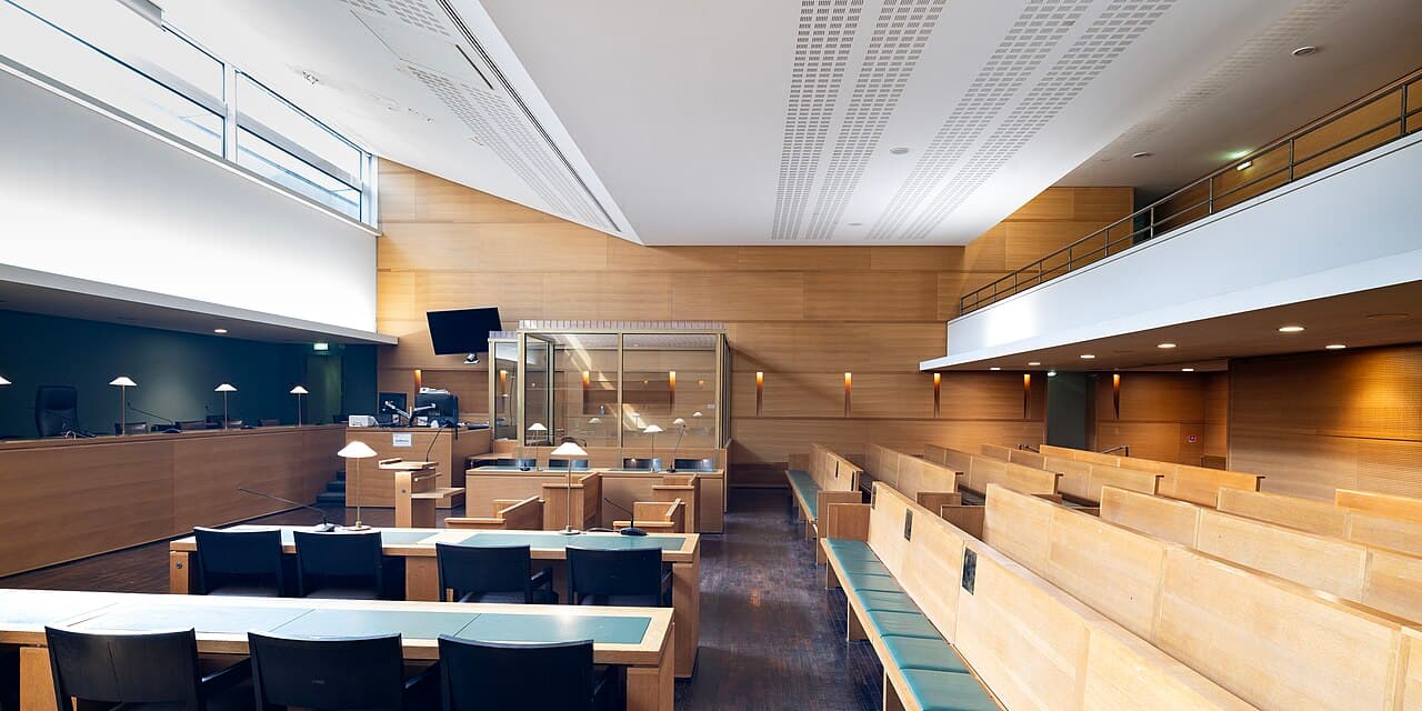 Salle d’audience moderne d’un tribunal