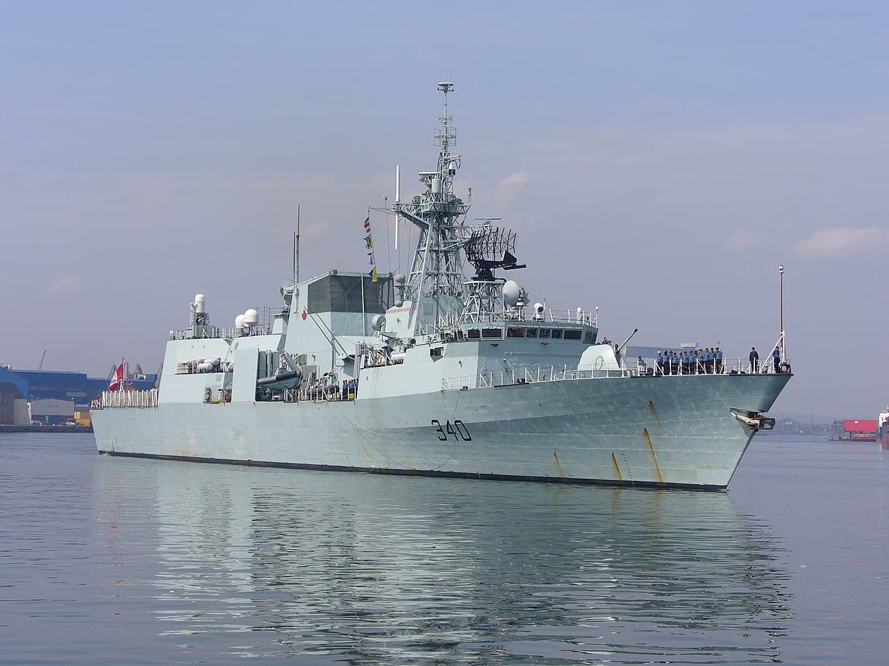 Frégate militaire naviguant dans un port