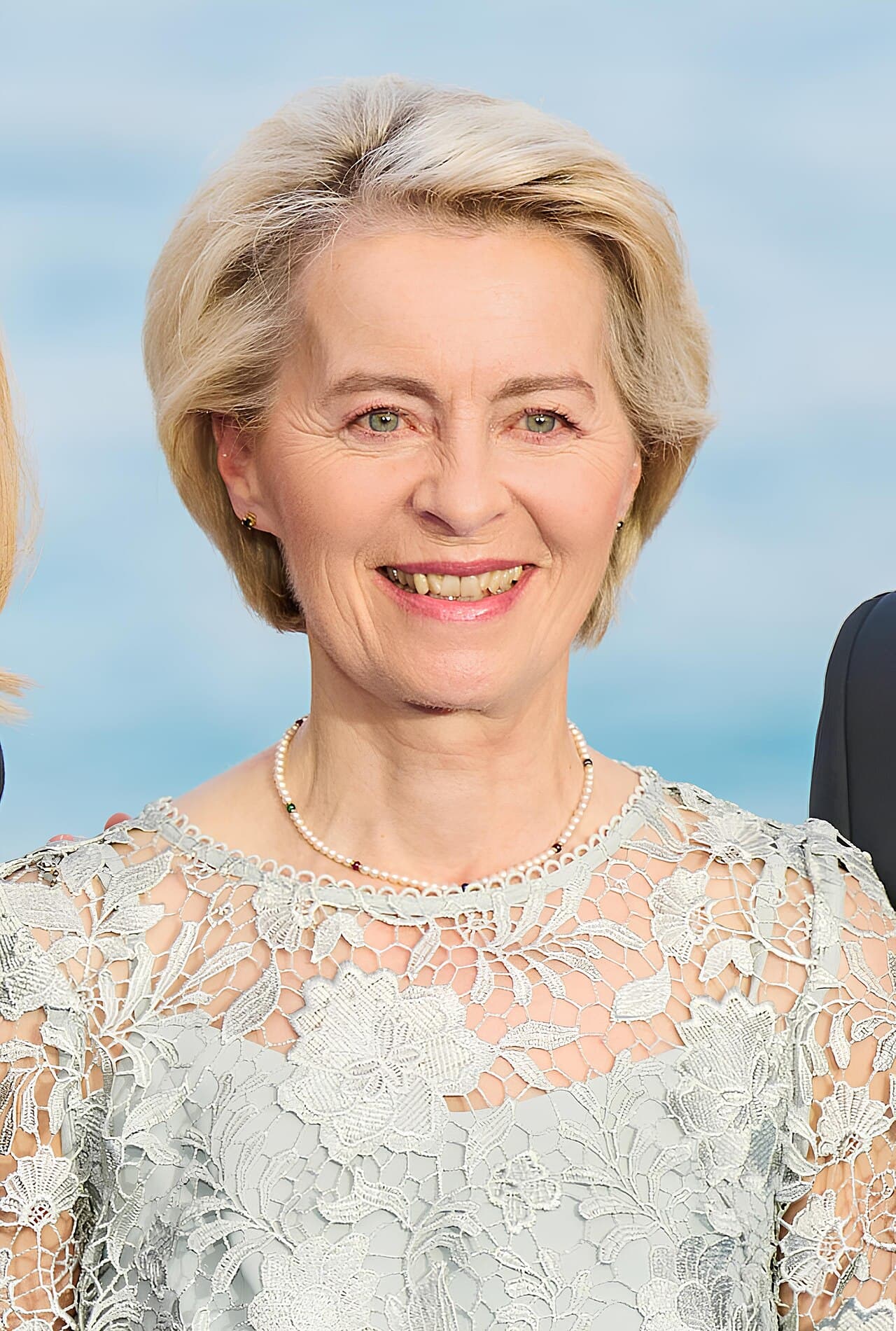 Portrait d’une femme blonde souriante