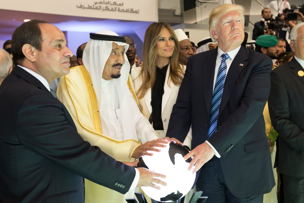 Dirigeants autour d'un globe lumineux