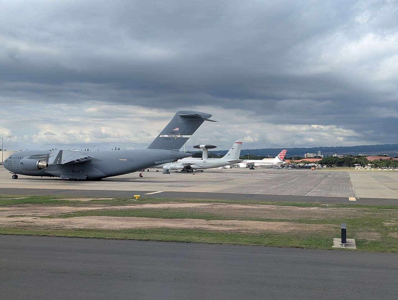 Avion de transport militaire sur une piste