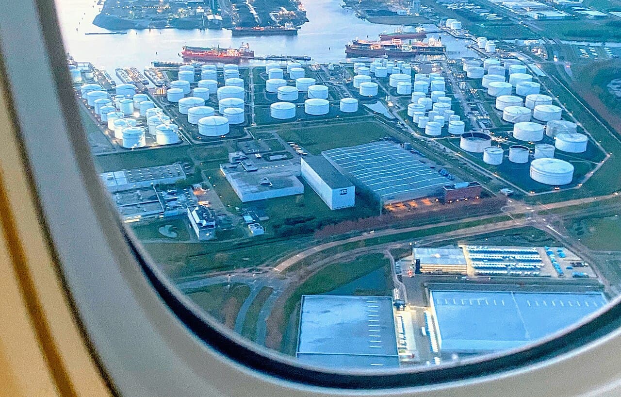 Terminal pétrolier vu depuis un avion