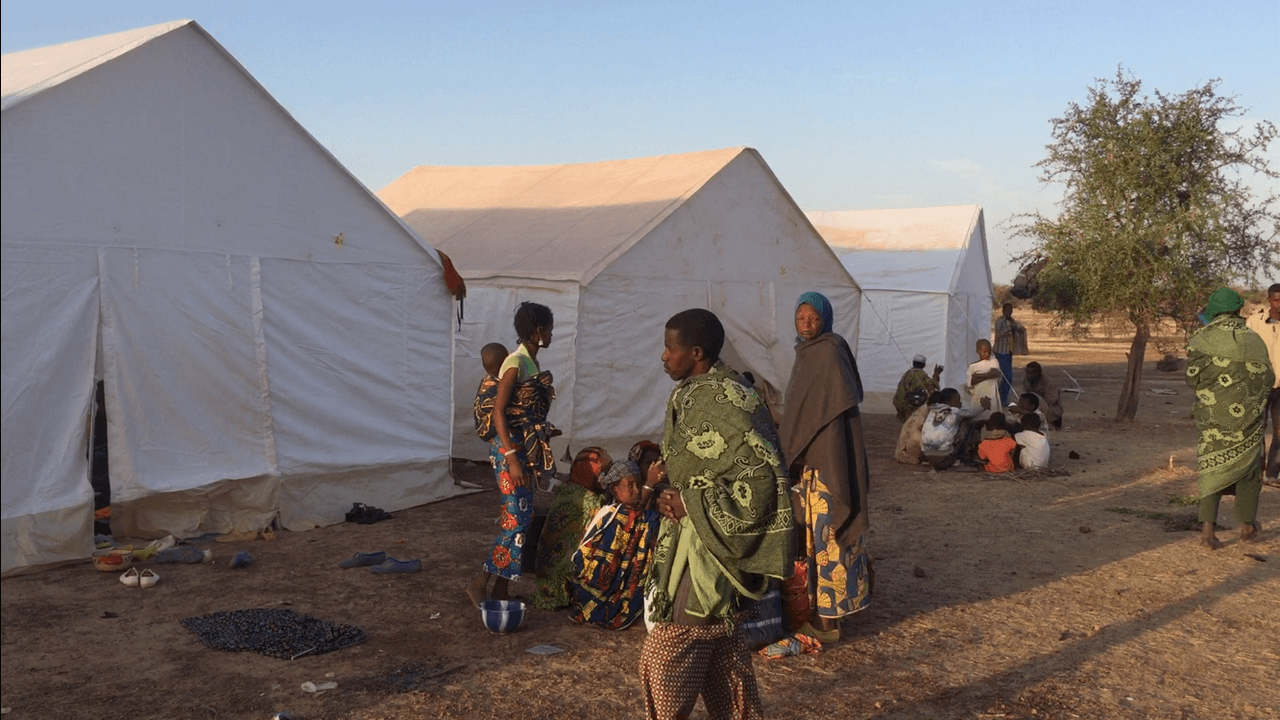 Familles déplacées devant des tentes d'urgence