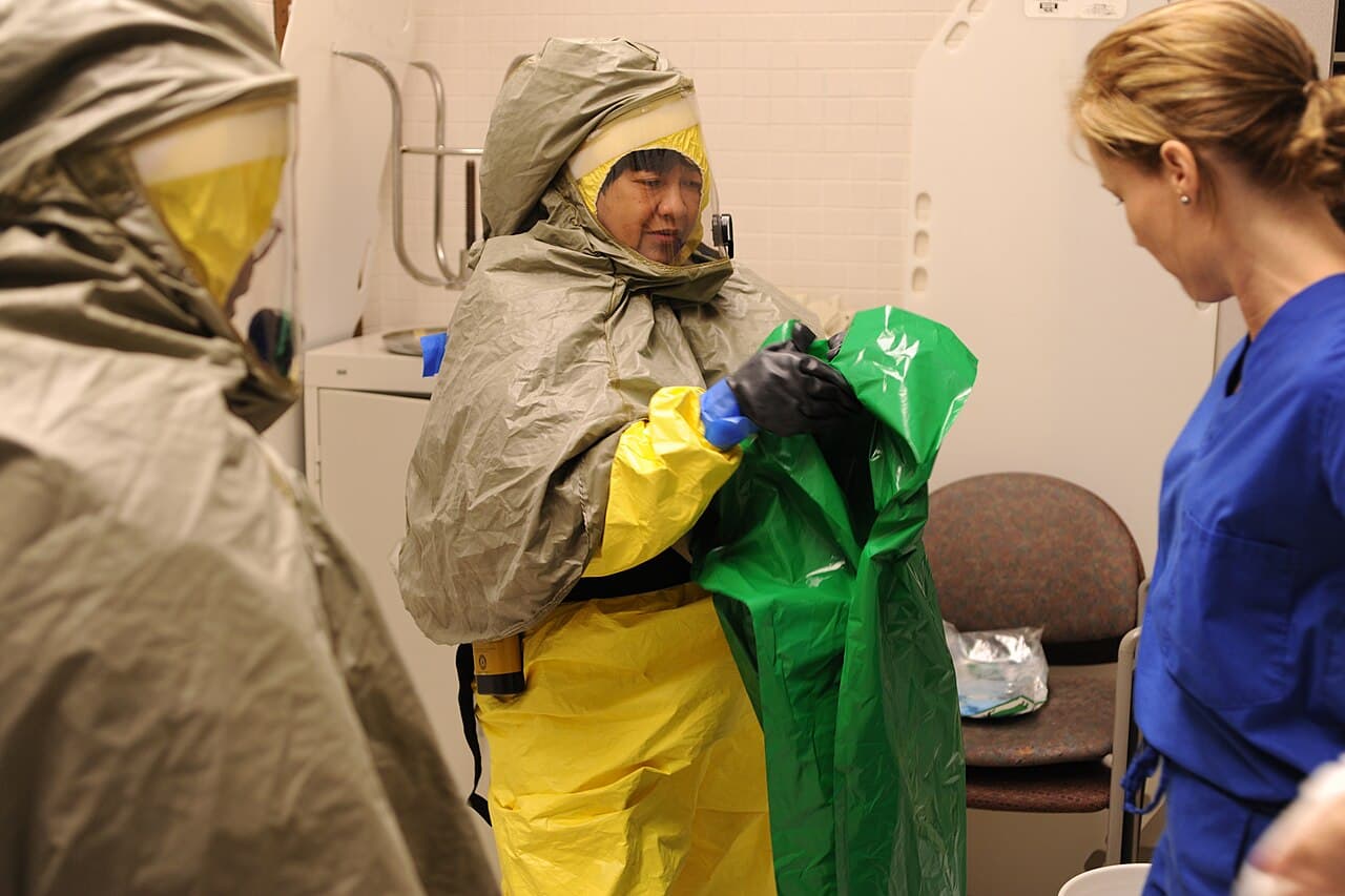 Personnel en combinaison de protection médicale