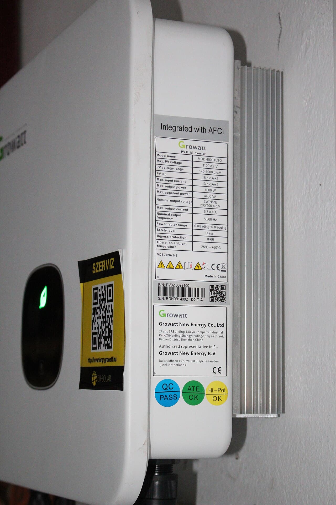 Onduleur photovoltaïque installé au mur