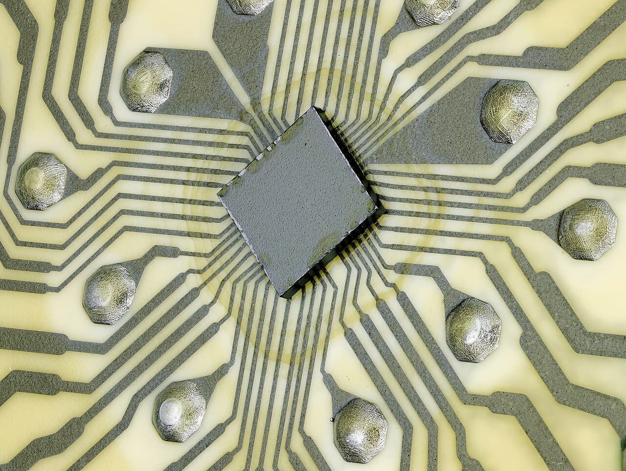Puce électronique au centre d'un circuit