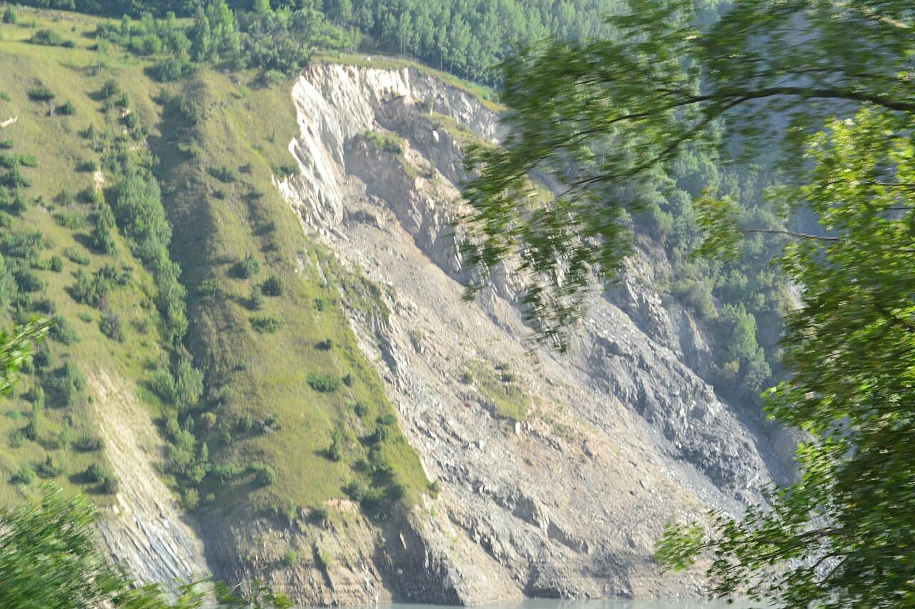 Versant montagneux raviné par un glissement de terrain