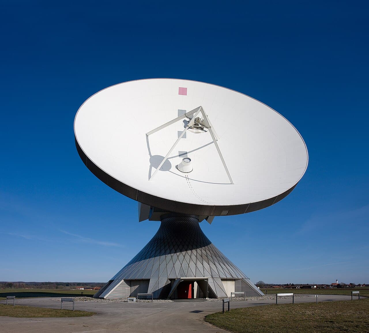 Grande antenne parabolique d'une station satellitaire