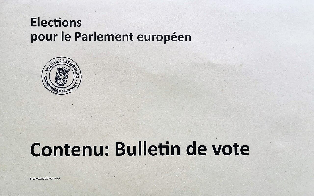 Bulletin de vote dans une enveloppe électorale