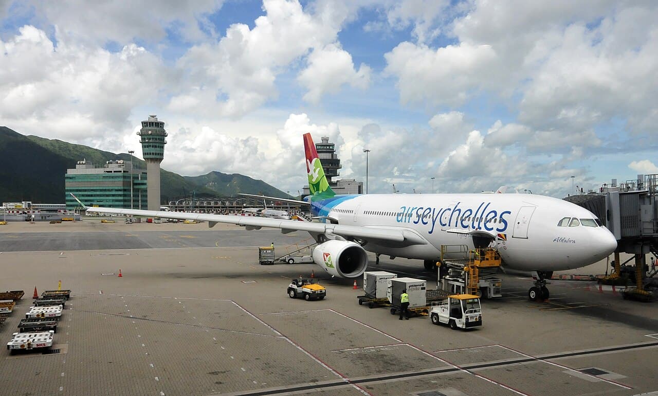 Avion de ligne stationné près d'un terminal