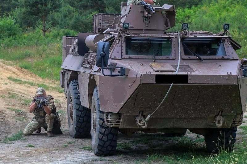 Véhicule blindé et soldat en opération