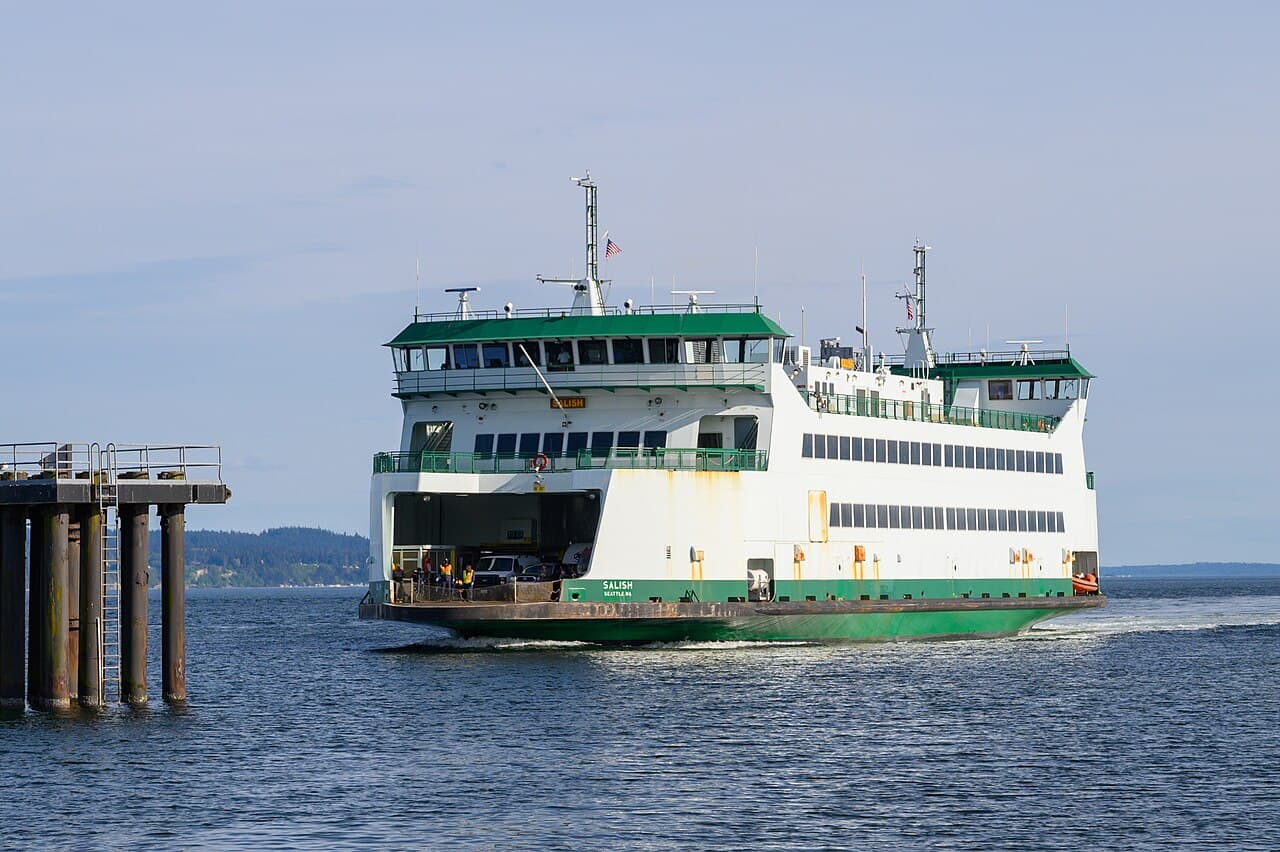 Ferry de passagers approchant d’une jetée